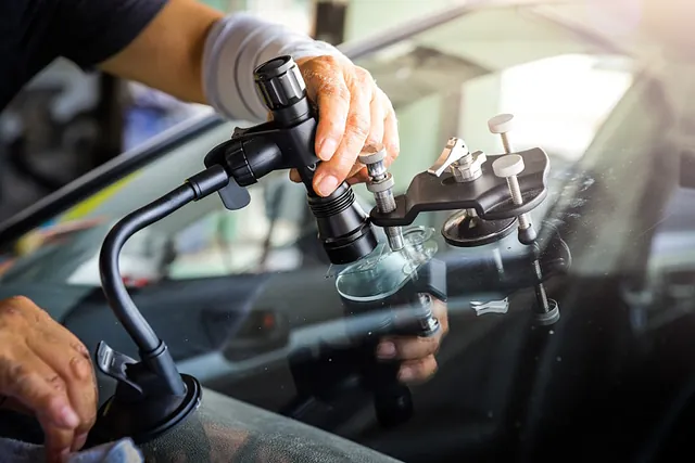 Präzise Steinschlagreparatur an einer Windschutzscheibe als Teil von Autoglas Wechsel und Reparatur.