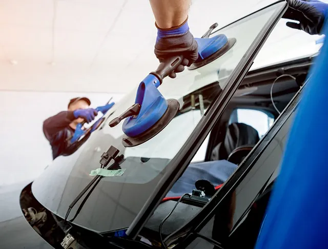 Professioneller Austausch einer Windschutzscheibe im Rahmen von Autoglas Wechsel und Reparatur.